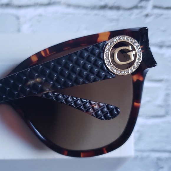 NWOT Designer Guess Polarized Sunglasses w/ Hard Case - Picture 9 of 9